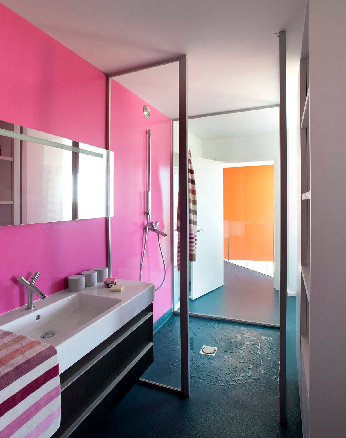 Blue floor combined with pink walls in the contemporary bathroom