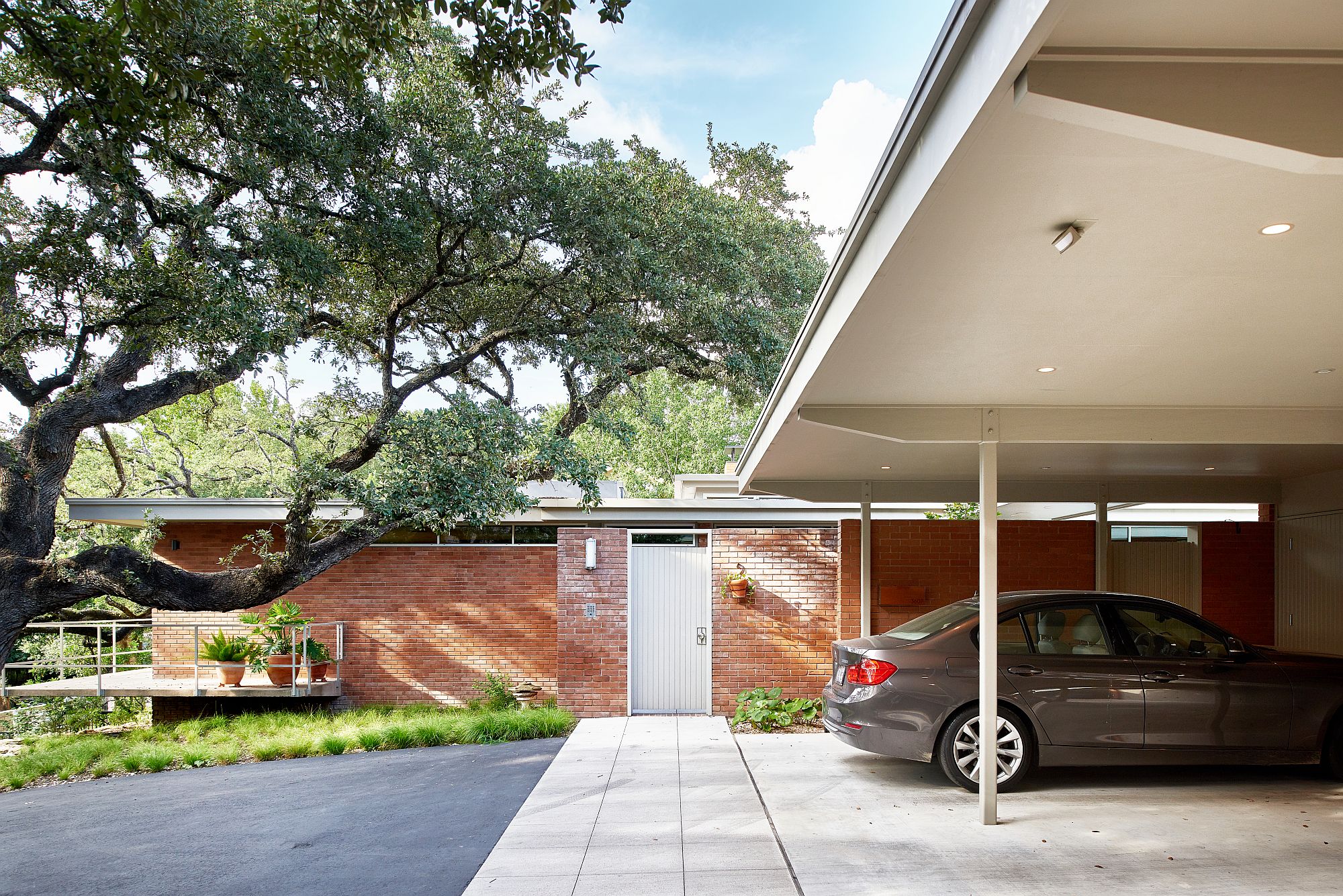 Carport-and-entry-at-the-Balcones-Residence