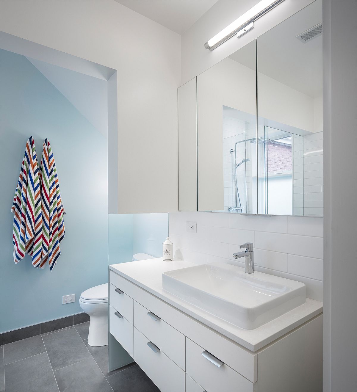 Baño contemporáneo en azul claro y blanco dentro de una casa moderna de Toronto