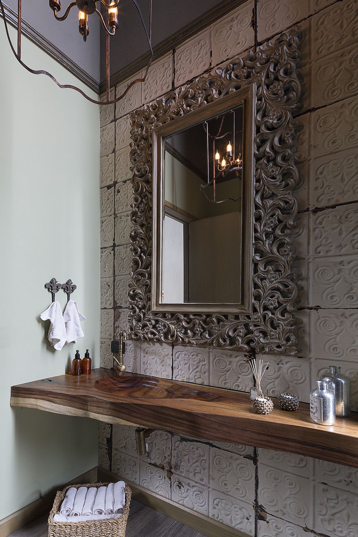 Custom-mirror-frame-and-vaniy-inside-the-rusic-bathroom-89266