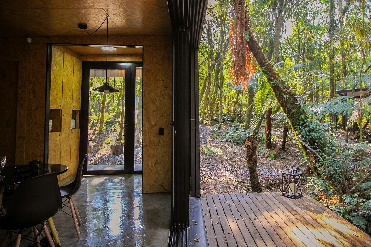 Dining area and kitchen of the vacation home prefab in Brazil