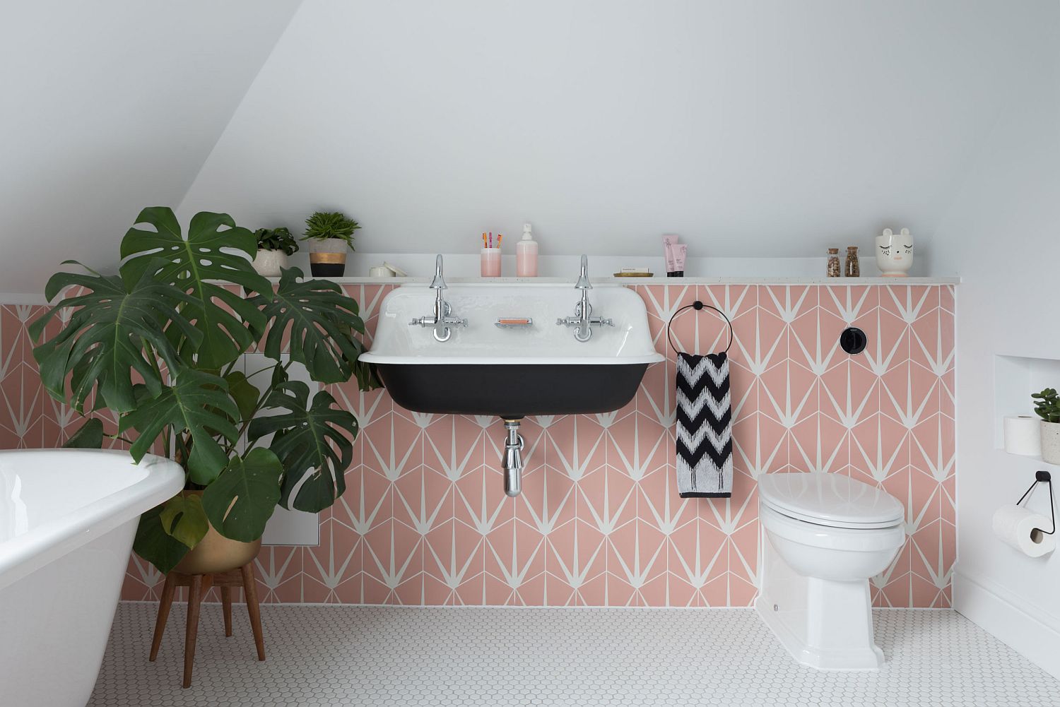 Fabulous space-savvy bathroom in pink and white with a black, wall-mounted sink