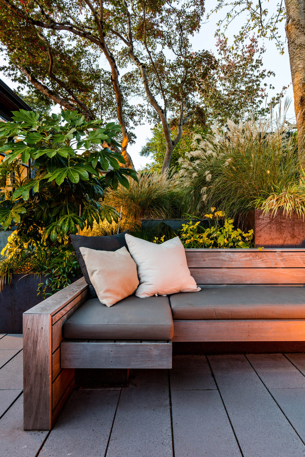 Greenery all around the conversation pit makes a big visual impact