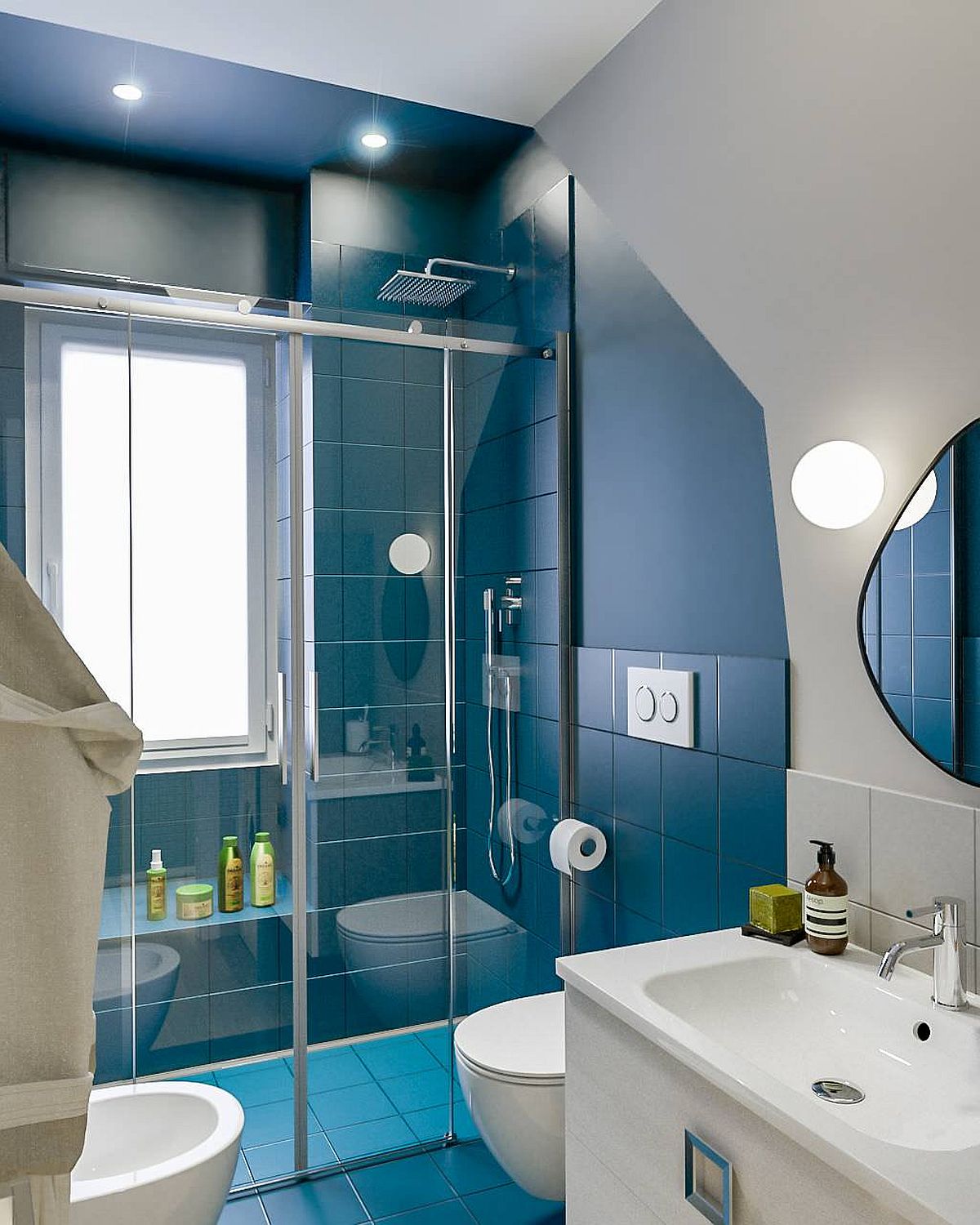 Modo innovador de añadir el azul clásico al pequeño baño contemporáneo baño