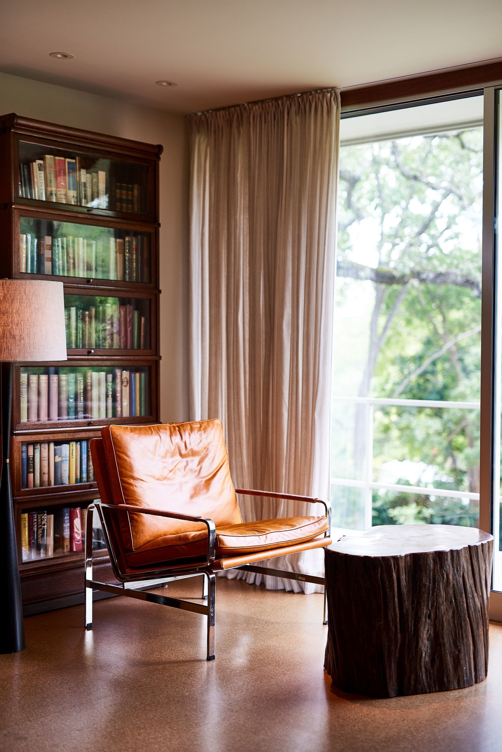 Keeping the decor inside the home office simple and elegant