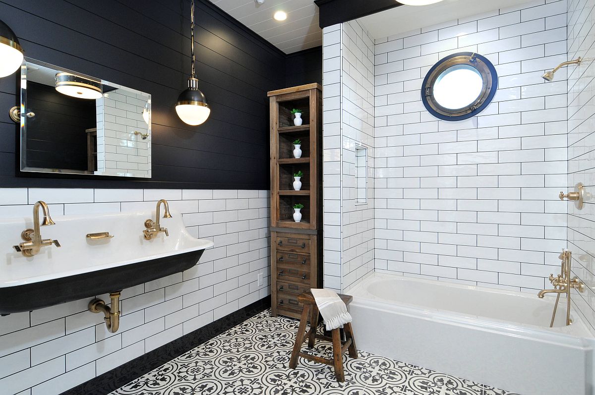 Lovely black and white bathrom with a traditional wooden shelf in the corner and gorgeous pendant lighting