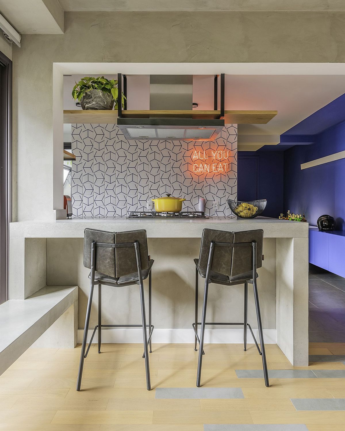 Neon sign brings both color and pizazz to the small apartment kitchen in Brazil