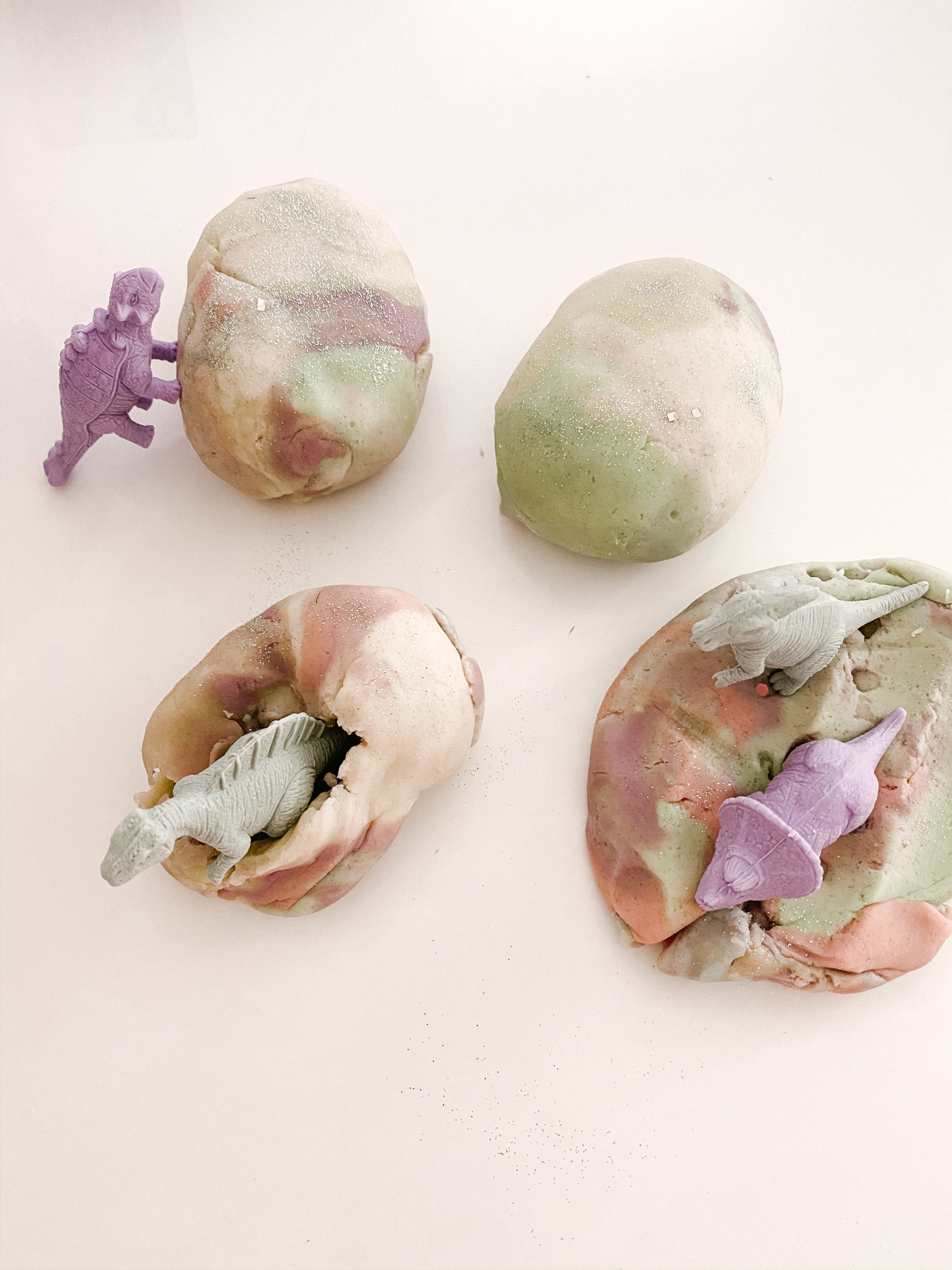 Playdough dinosaure eggs from The Mama Notes