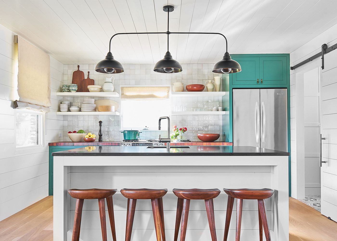 Relaxing-ranch-style-kitchen-in-white-with-a-splash-of-turquoise-that-brings-brightness-92970