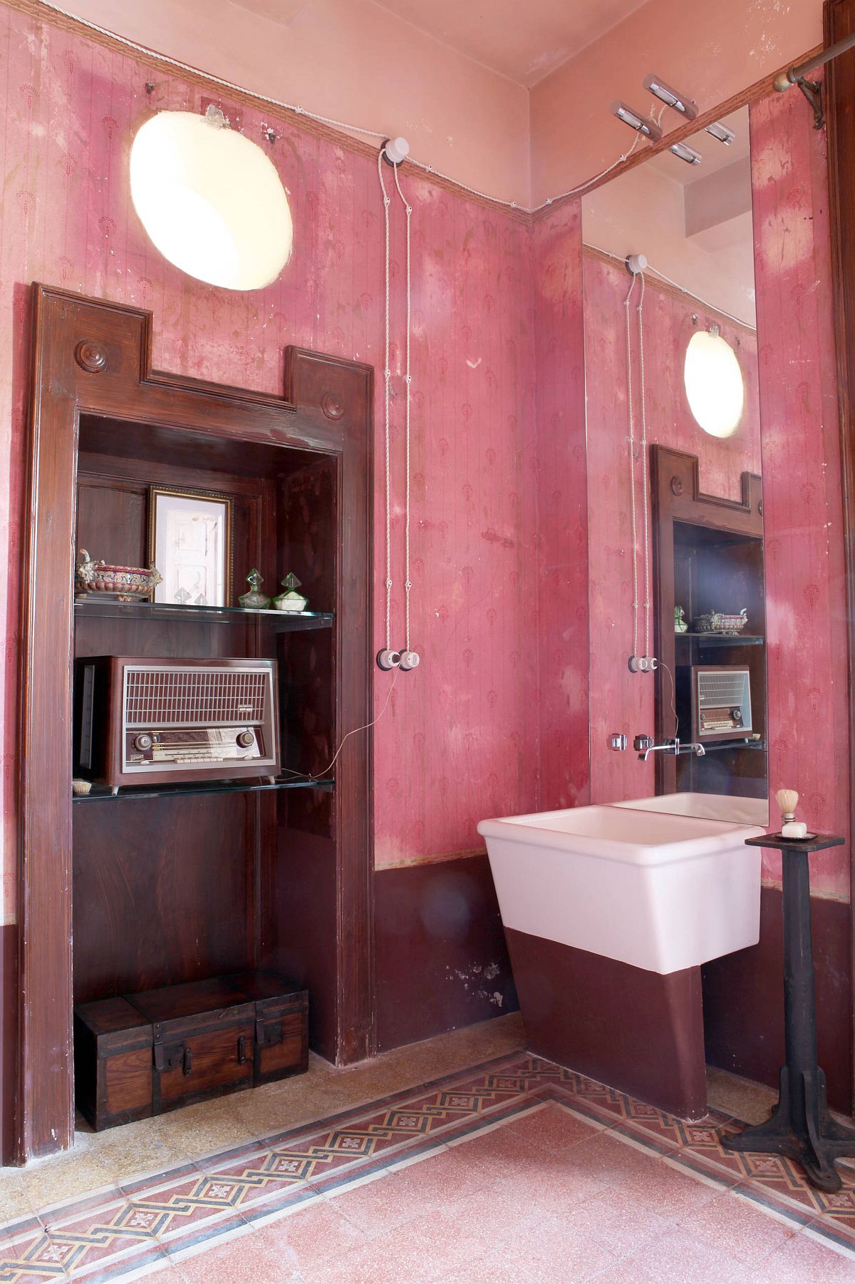 Textured walls in pink combined with wood inside the traditional bathroom