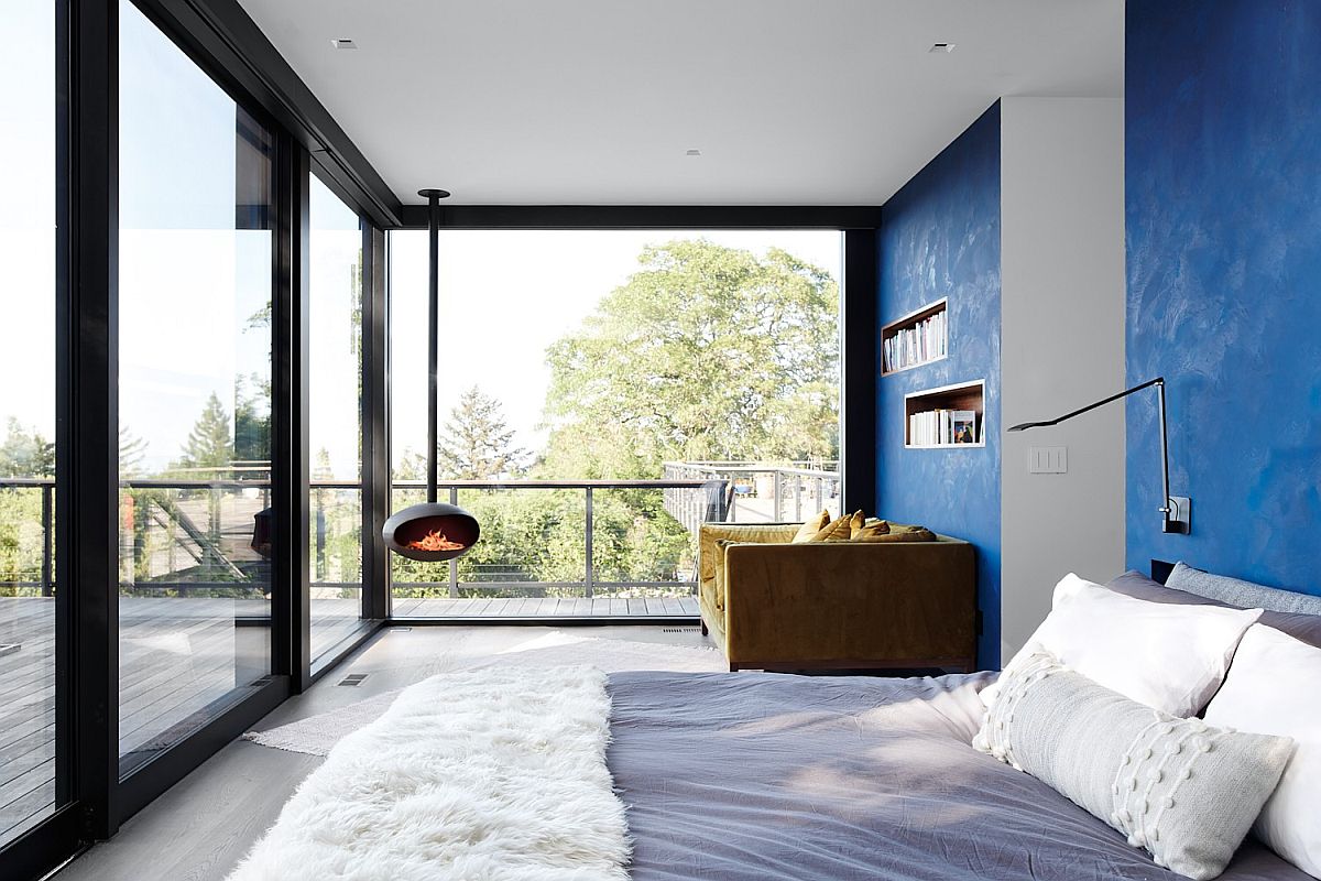 View from wihin the bedroom with glas walls is as spectacular as the one from outside!