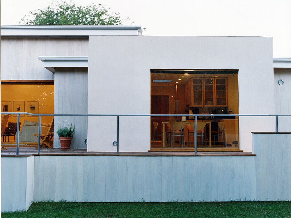 White-extension-of-the-ranch-with-glass-walls-connecting-it-to-the-exterior-16003