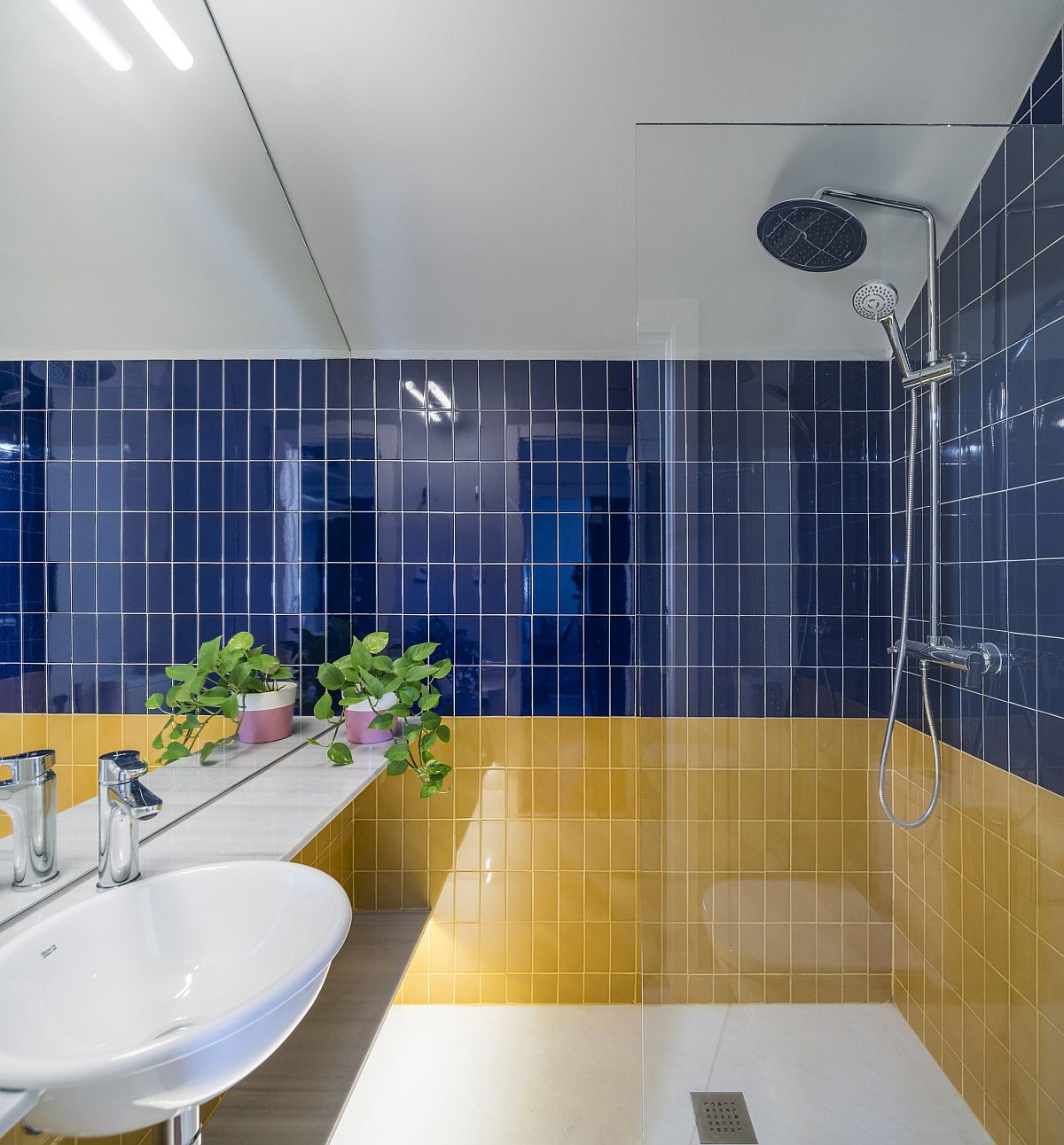 Yellow-blue-and-white-bathroom-color-scheme-idea-for-the-modern-home-12191