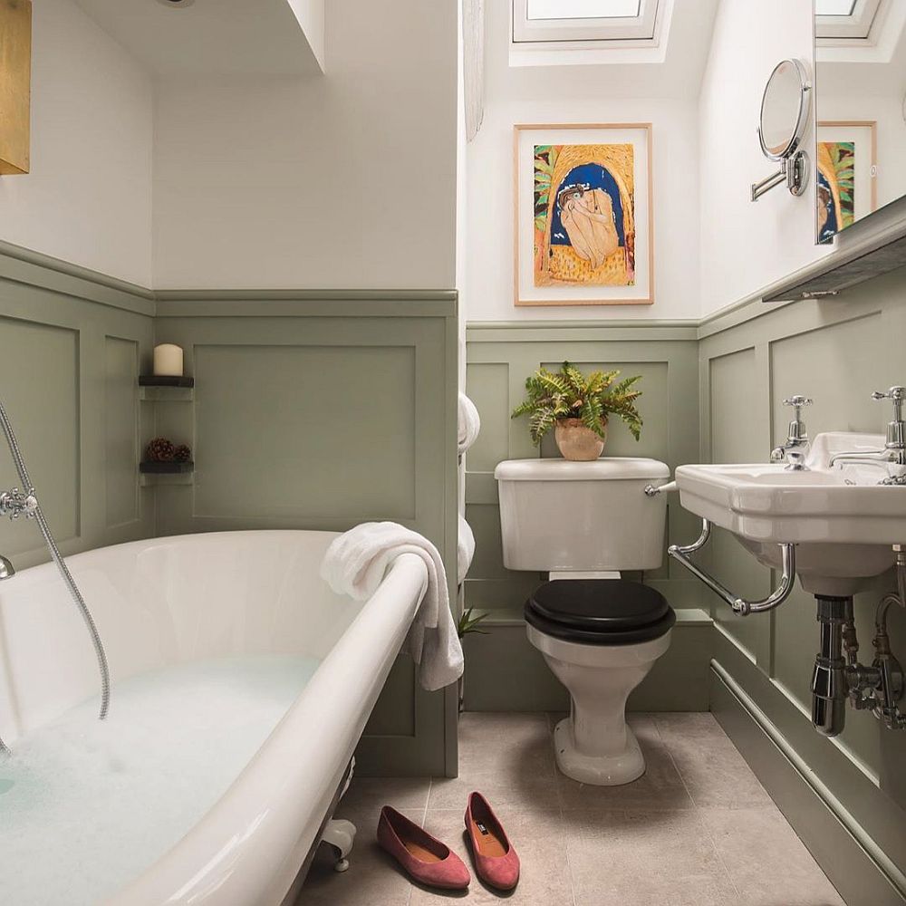 Bathroom in beige an dark green feels both stylish and elegant