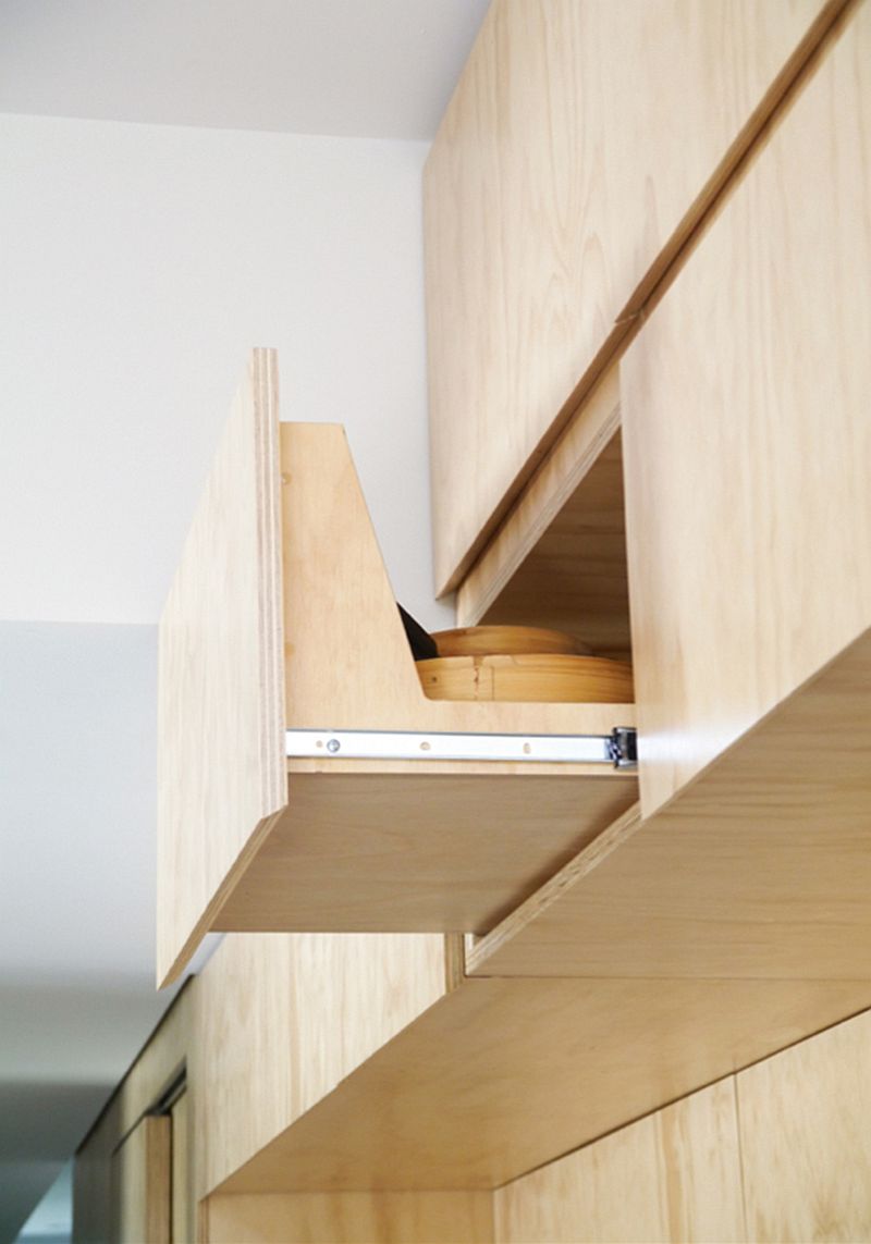 Bespoke cabinet in plywood in the kitchen saves space while maximizing the available vertical area