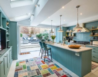 Summer Kitchen Color Trends: From Loyal Blues to Daring Pinks!