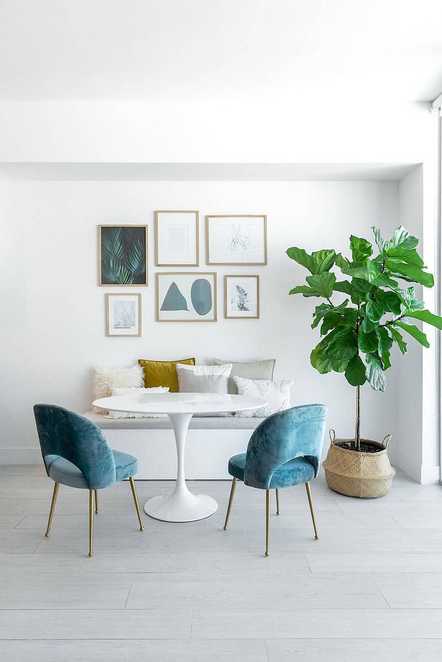 Combining minimal and beach styles in the small dining room with a neutral backdrop