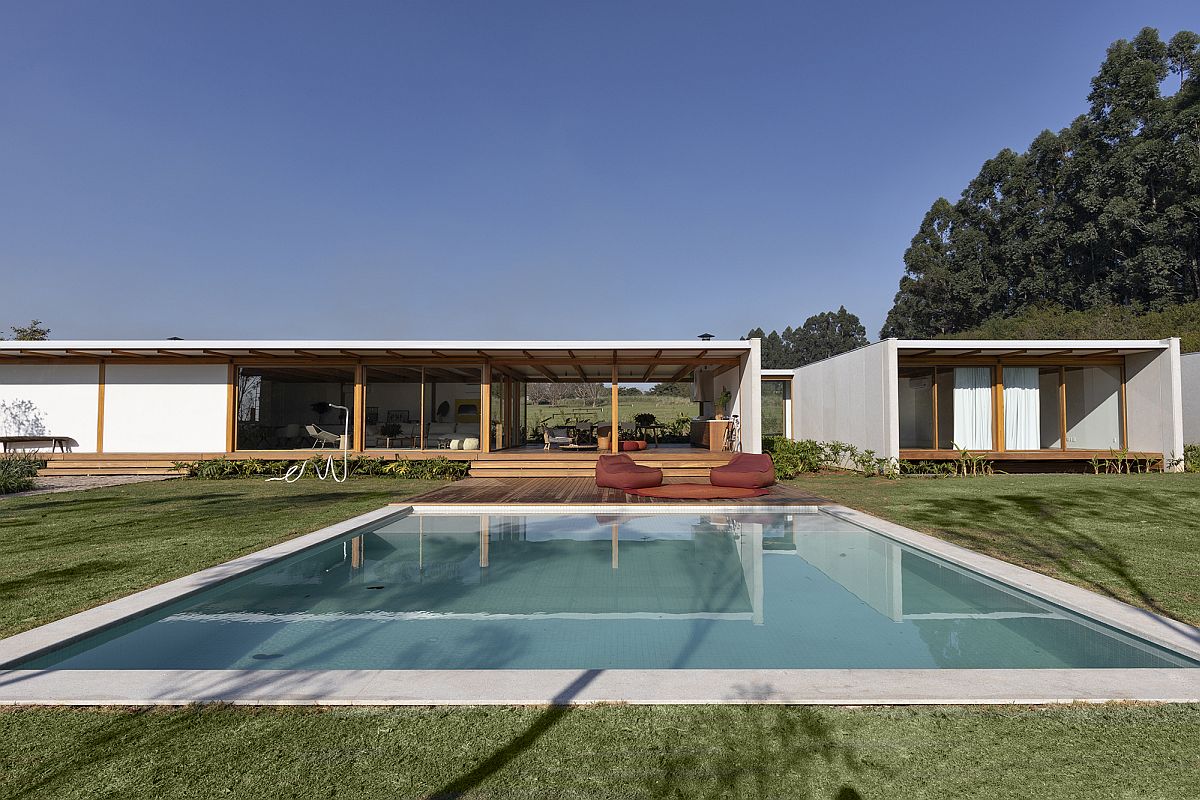 Contemporary Pipa House designed by Bernardes Arquitetura in Brazil with a large pool area and garden