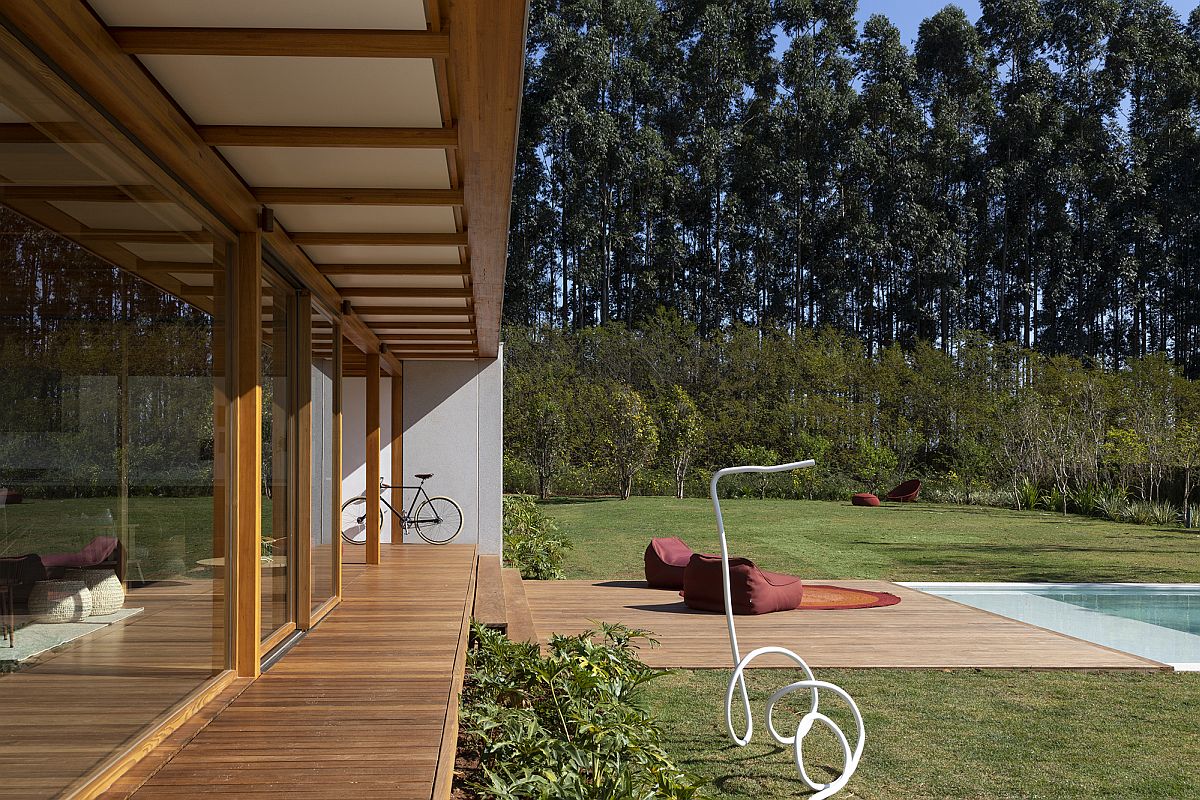 Dense vegetation around the house offers a natural lanket of privacy for the eco-friendly Brazilian home