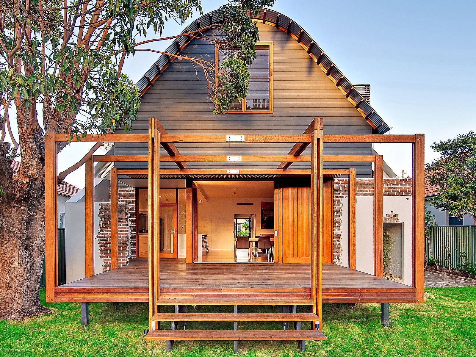 Exended-rear-deck-of-the-house-creates-a-social-zone-that-is-perfect-for-family-time-21349