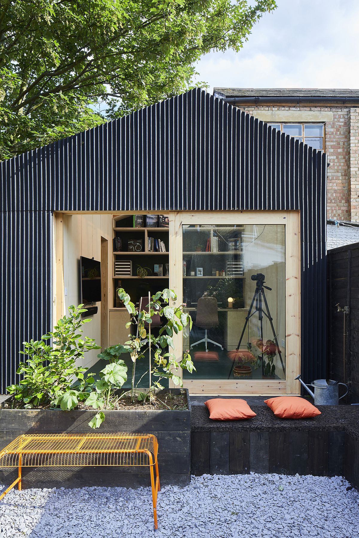 Garden-shed-and-office-design-integrates-it-easily-with-the-main-house-26839