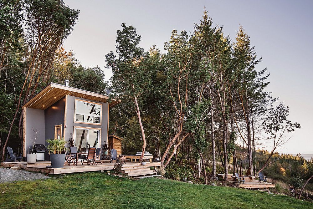 Gray and wood exterior of the cabin feels refreshing and modern