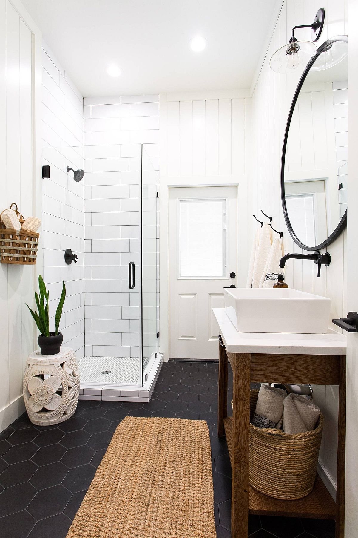 Hexagonal floor tiles in black for the modern bathroom in white