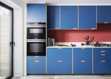Ingenious-pink-backsplash-also-adds-color-to-the-kitchen-that-is-already-filled-with-blue-22029-217x155