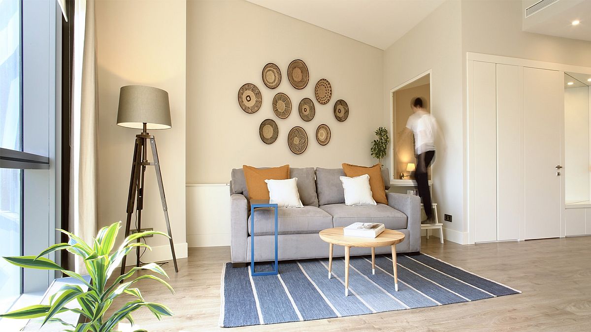 Living room of the renovated apartment in Turkey is draped in blue and white along with ample naural light