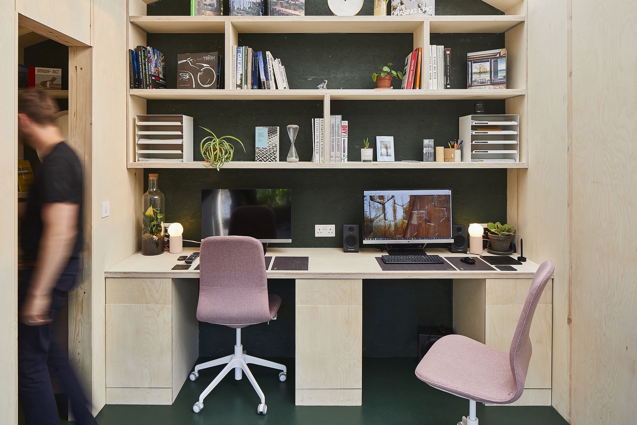 Open modular shelving for the backyard office in London connected with the garden