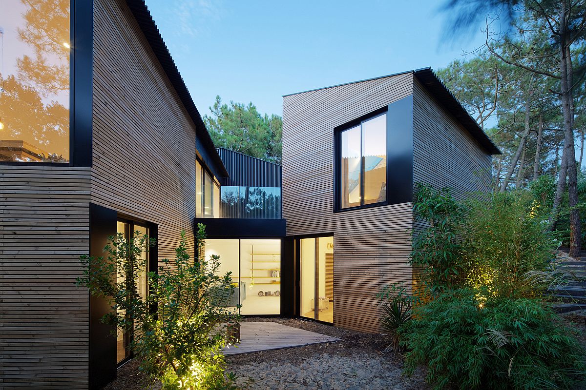 Series of terraces and covered courtyards connect different cabins of the house seamlessly