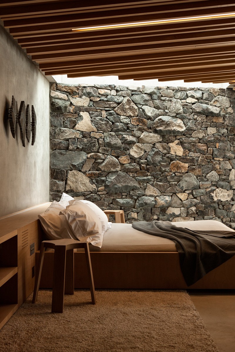 Stone-wall-in-a-modern-beachside-cottage-58375