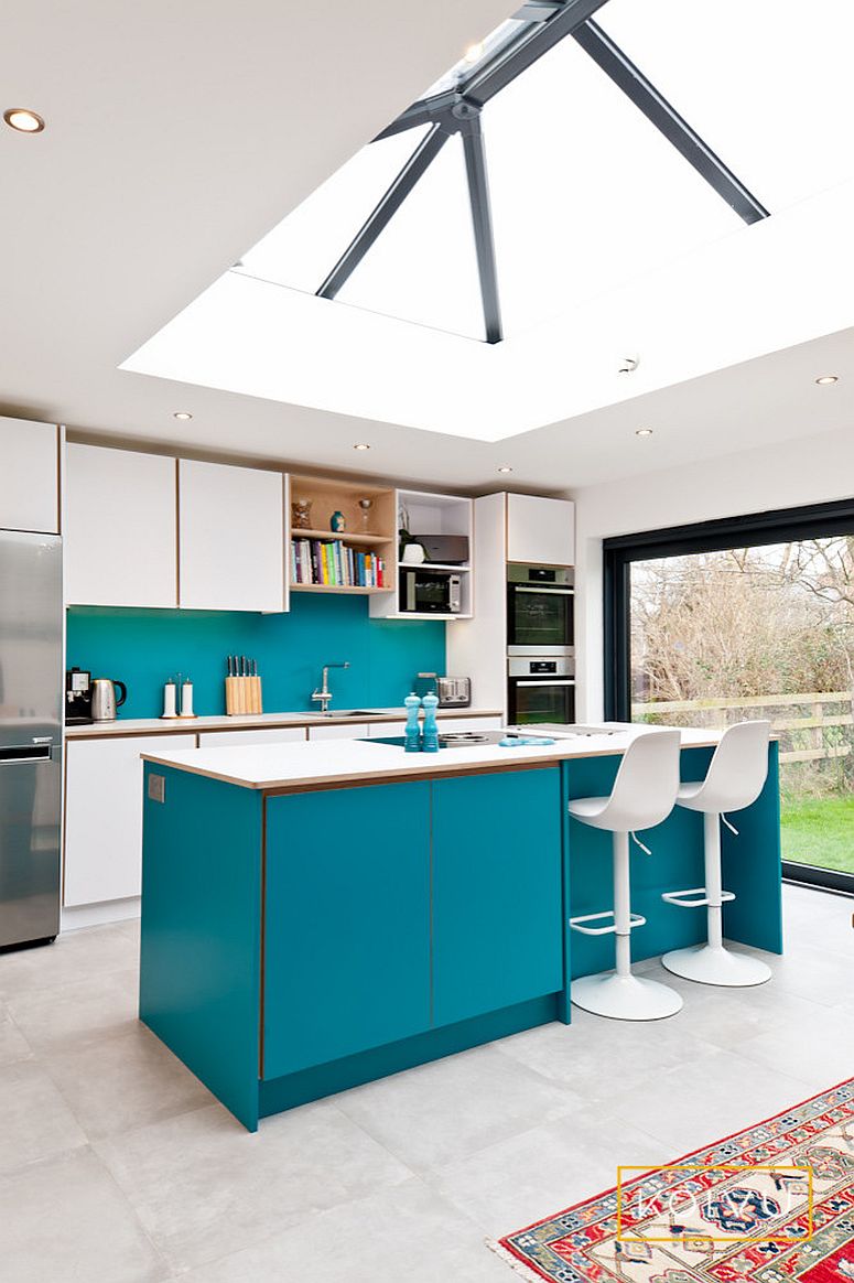 Try out different shades of blue combined with a tinge of green in the neutral kitchen with ample natural light