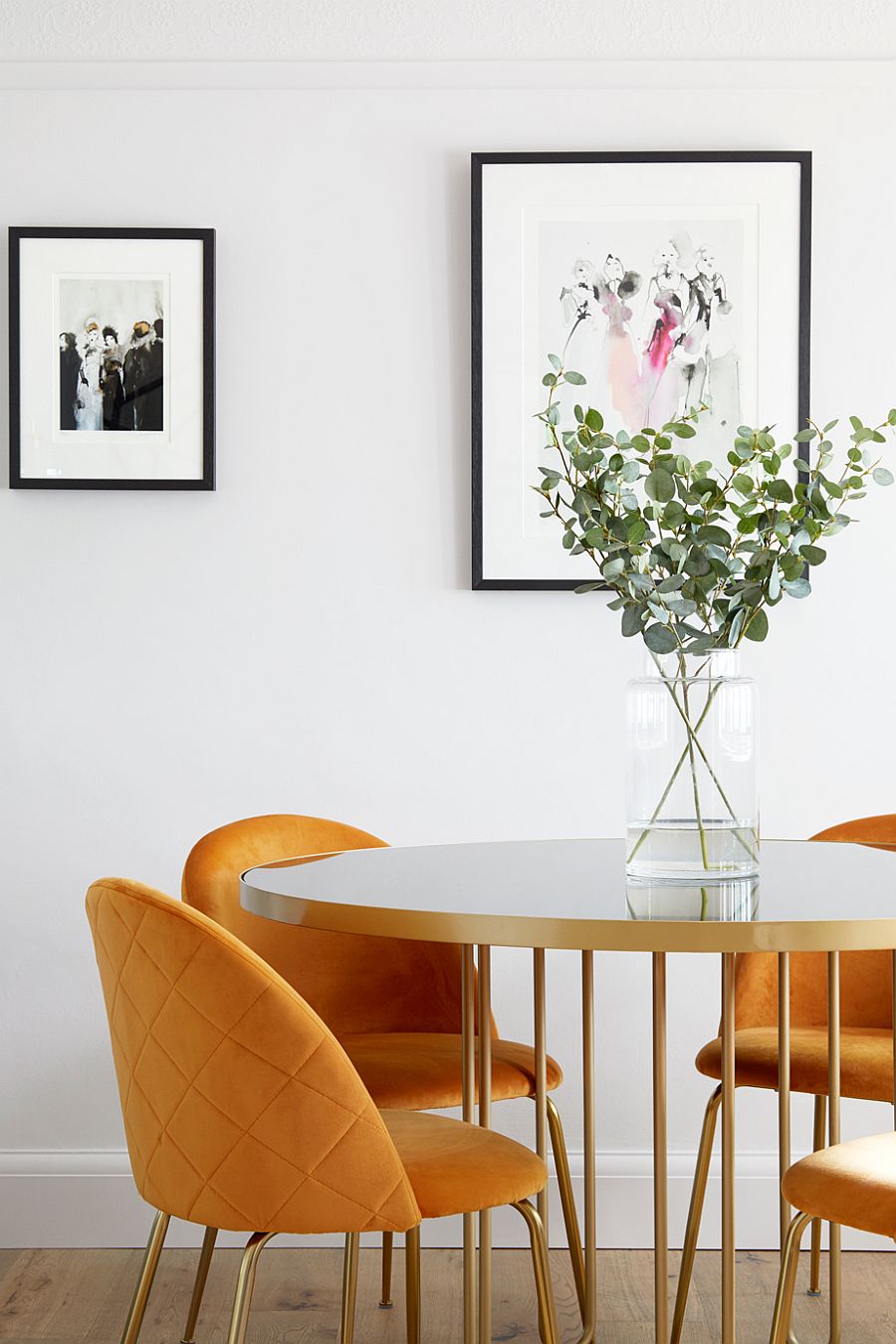 Decorating-the-modern-dining-room-with-lovely-framed-art-work-21282