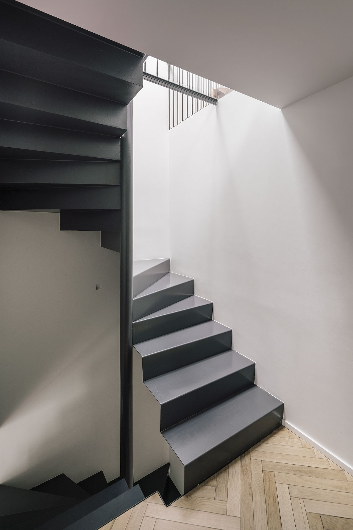 Natural-light-illuminates-the-staircase-and-different-levels-inside-the-house-20820