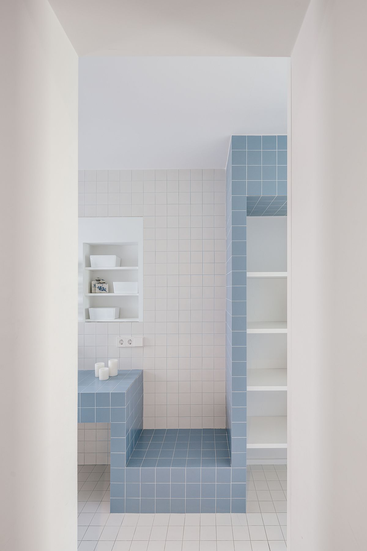 Polished contemporary bathroom in white and blue