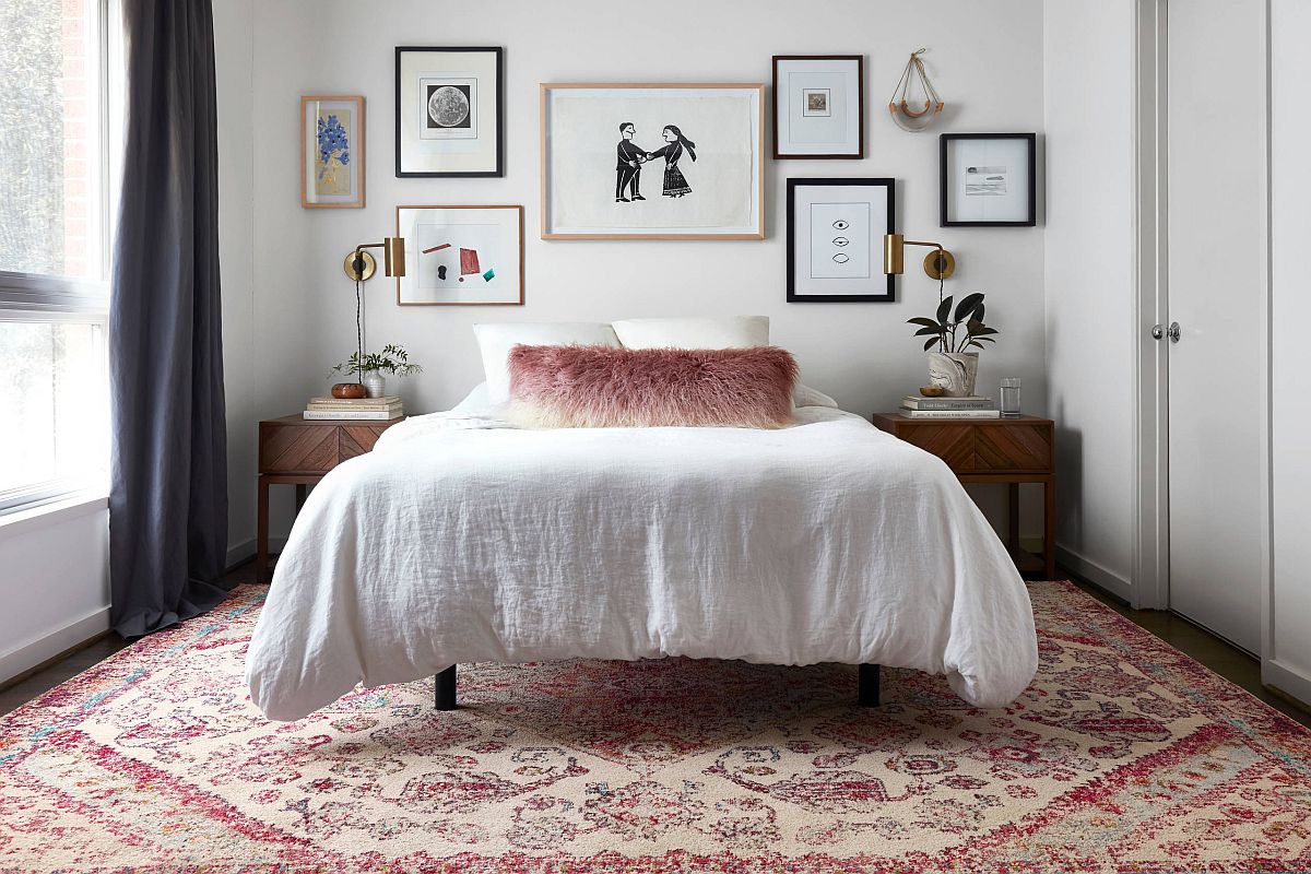 Simple-and-dashing-gallery-wall-in-the-small-white-eclectic-bedroom-81895.jpg