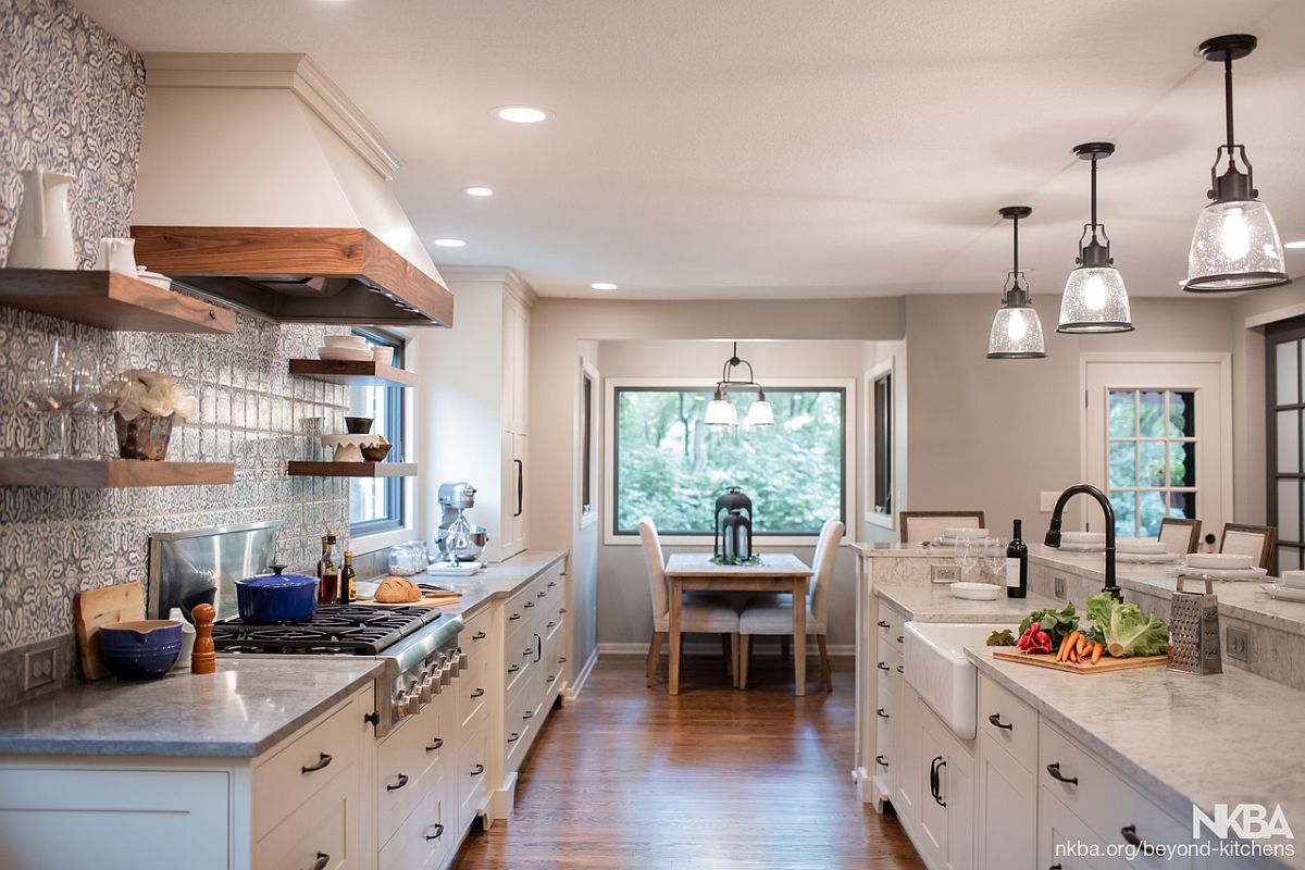 Spacious and light-filled industrial-farmhoue kitchen with a modern backdrop