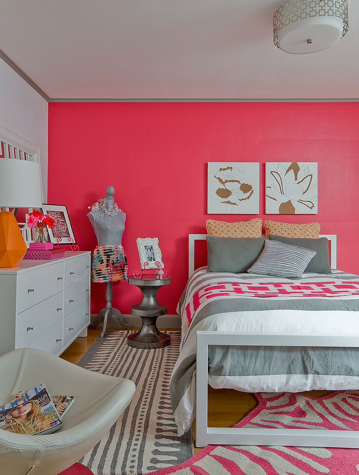 Bright pink accent wall for the eye-catching teen girls' bedroom that has an air sophistication