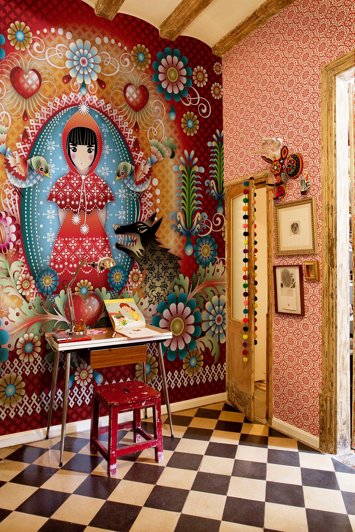 Classic-Russian-design-influences-and-art-make-a-big-impact-in-this-small-Barcelona-home-workspace-98104