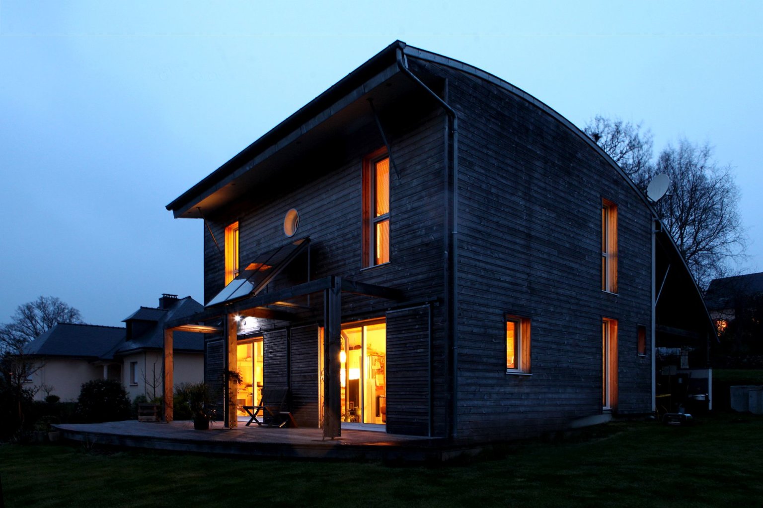 Bioclimatic House in Wood and Concrete: Sustainable Living with Green ...