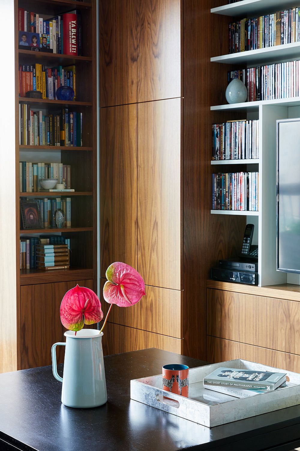 Decorating the dark coffee table in the stylish contemporary living room