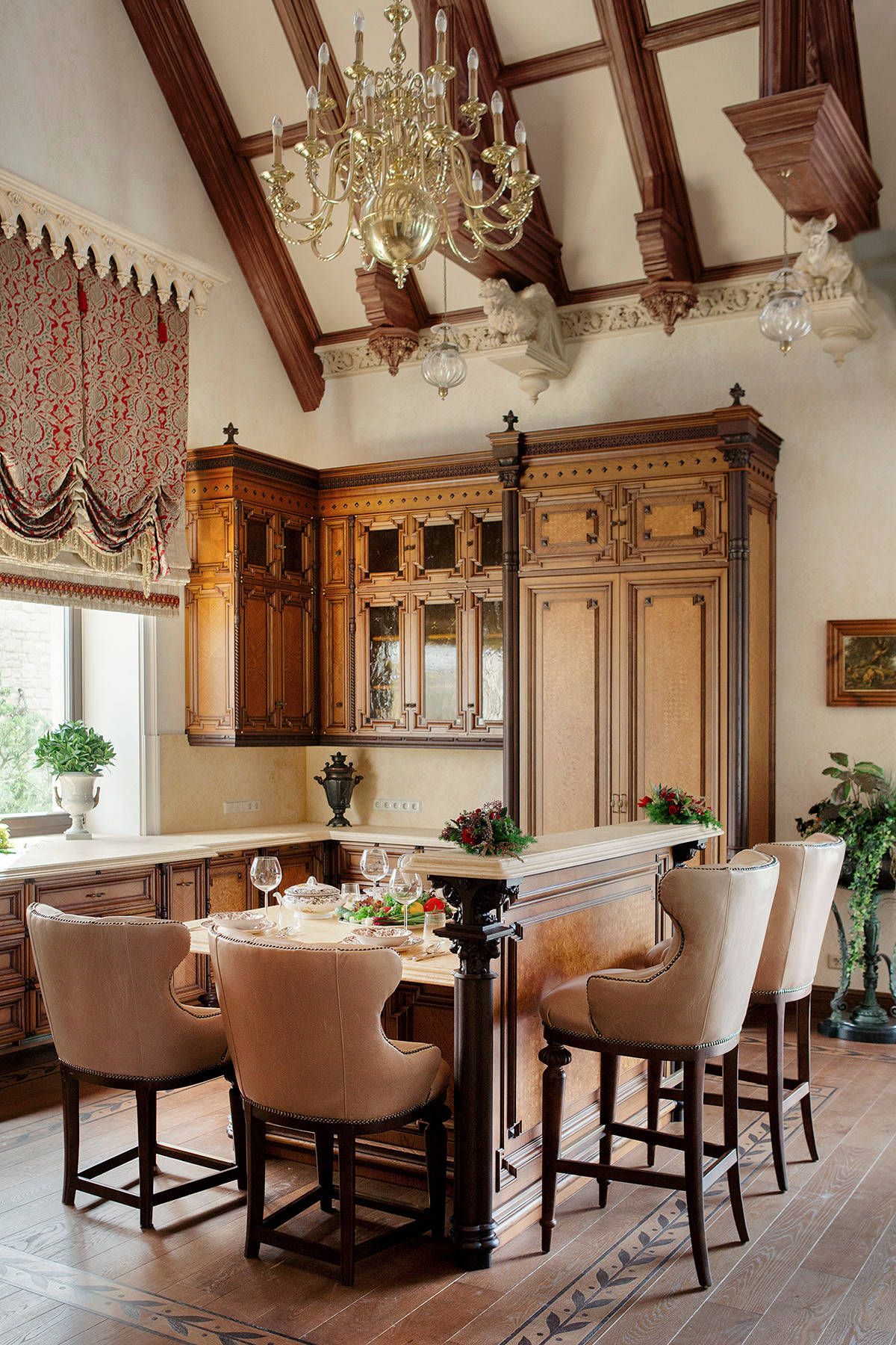 Eat-in kitchen with gorgeous ceiling beams in wood and a style that takes you back in time