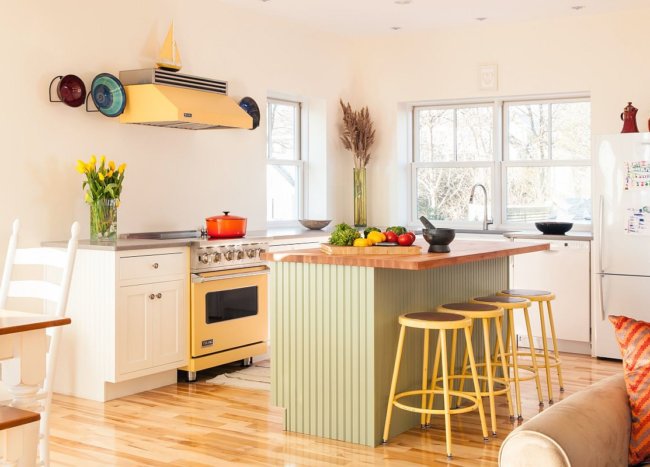 Exquisite Eclectic Kitchen With A White Backdrop And Blocks Of Pastel Green And Yellow 92038 650x467 
