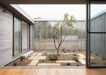 Interior-courtyard-of-the-house-feels-both-open-and-still-offers-privacy-at-the-same-time-88029-217x155