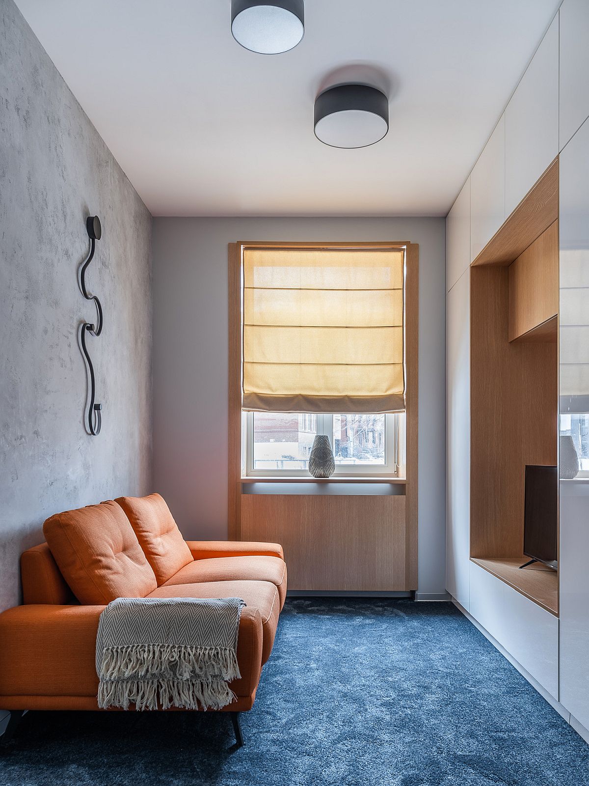 Leather couch in brown feels both colorful and neutral at th same time