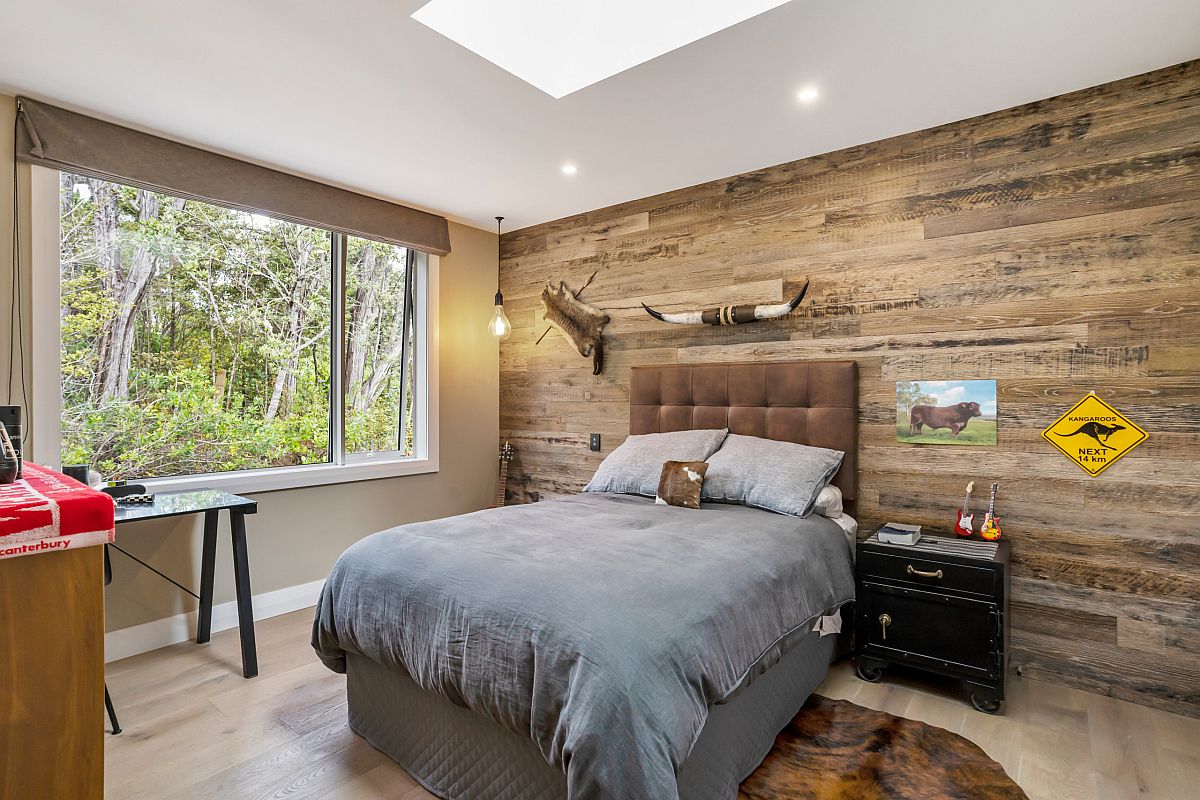 Lovely wooden accent wall for teen boys' bedroom with skylight and ample space