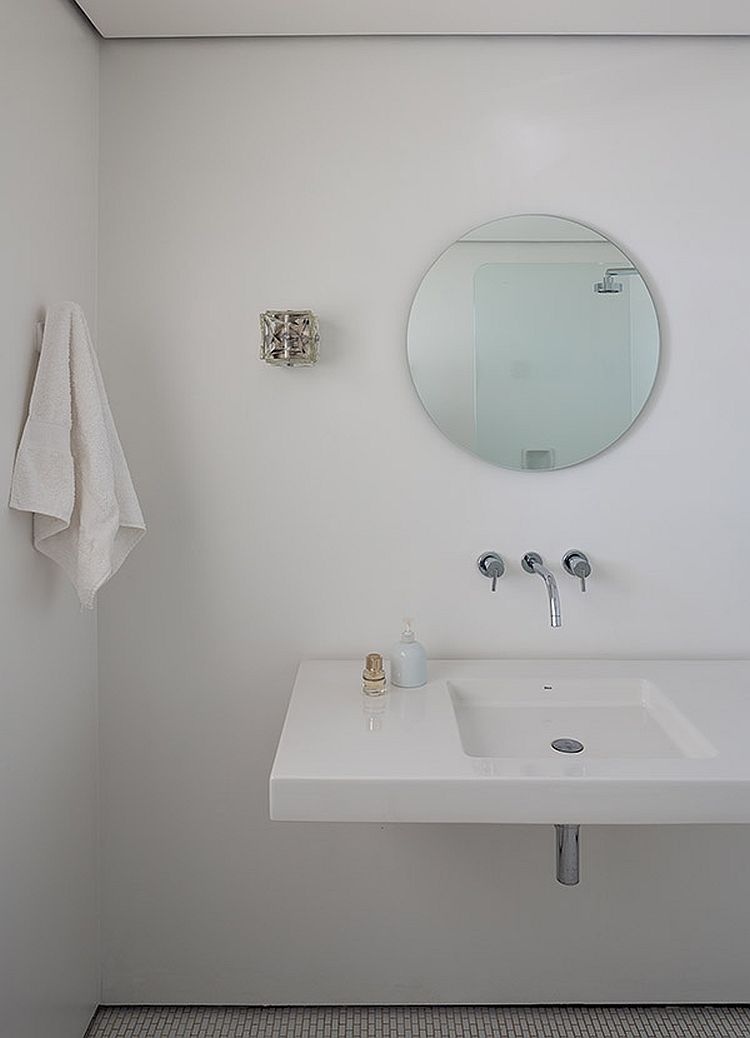 Modern Minimal bathroom in white feels easy on the eyes