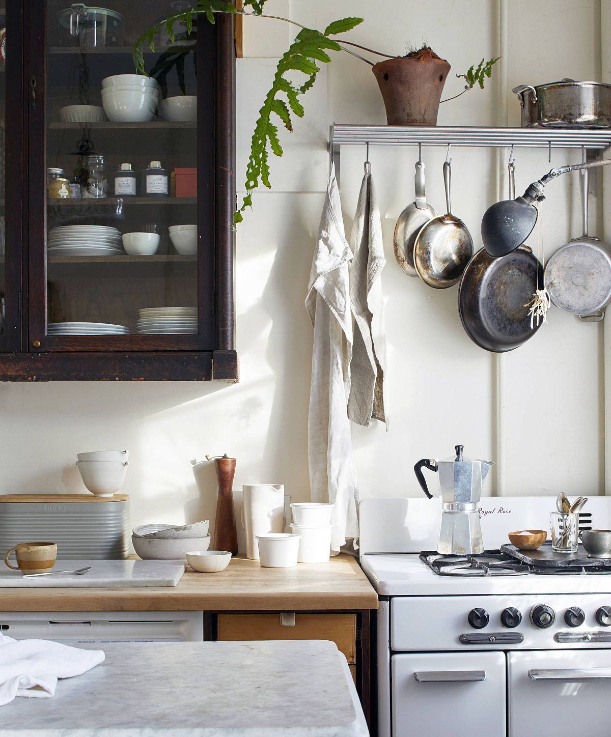 Modern-New-York-City-apartment-kitchen-with-a-distinct-farmhouse-style-99002