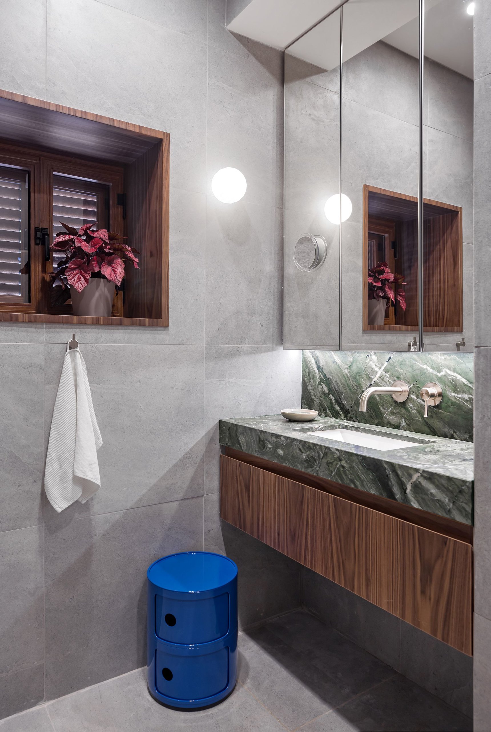 Picasso Green marble countertops in the bathroom steal the spotlight